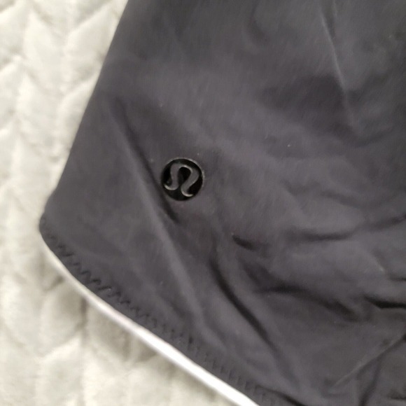 Lululemon Choose A Side Shorts 3” Black & Gray Floral Women’s Size‎ 6 reversible - Picture 6 of 11